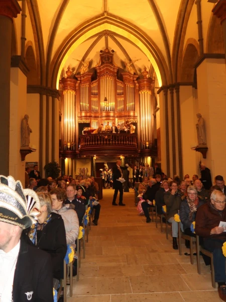 Carnavalsmis en Kadolsteravond bij de Wal