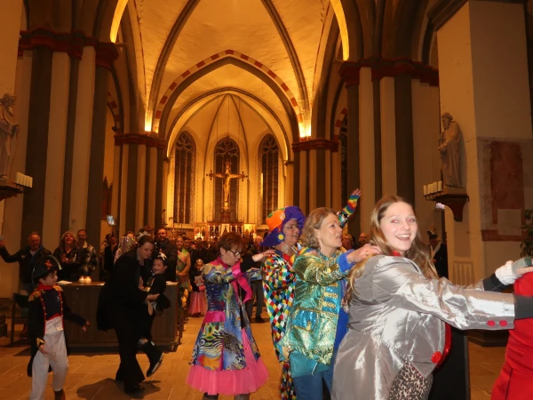 Carnavalsmis en Kadolsteravond bij de Wal