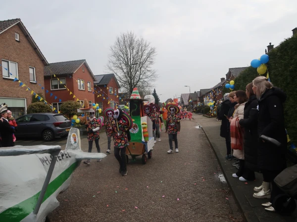 Schoolcarnaval en optocht Agelo