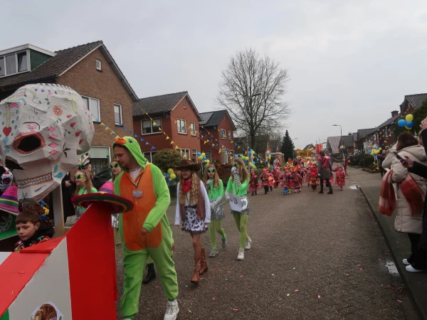 Schoolcarnaval en optocht Agelo