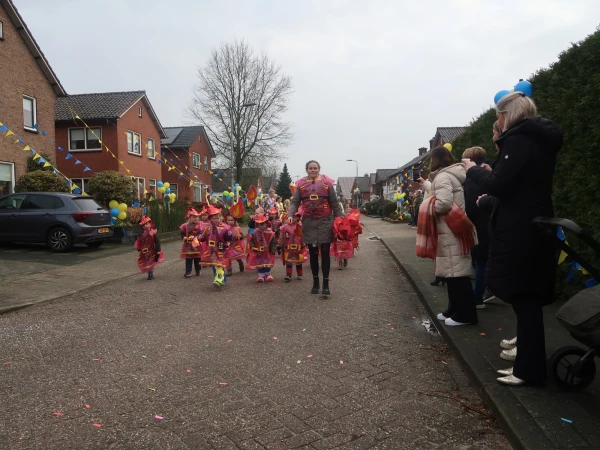 Schoolcarnaval en optocht Agelo