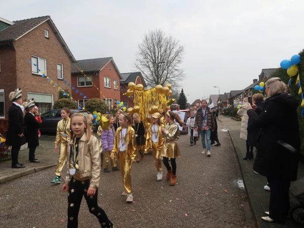 Schoolcarnaval en optocht Agelo