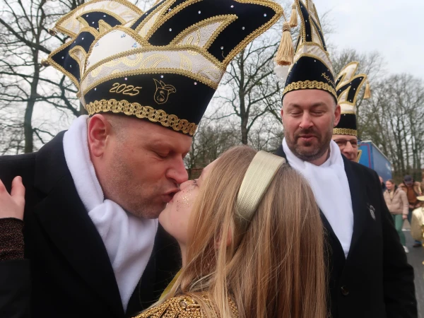 Schoolcarnaval en optocht Agelo