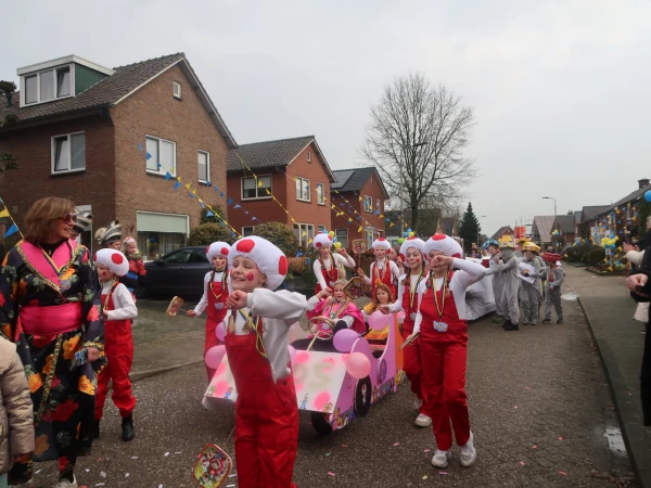 Schoolcarnaval en optocht Agelo