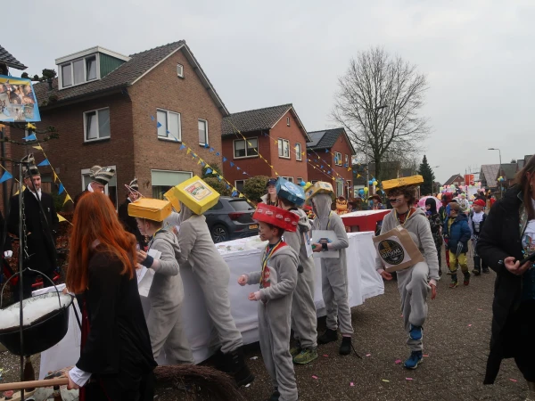 Schoolcarnaval en optocht Agelo