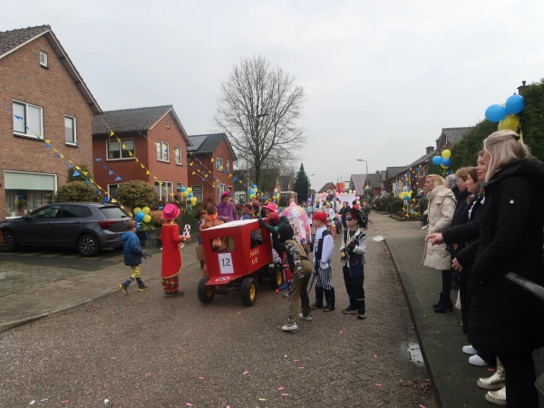Schoolcarnaval en optocht Agelo