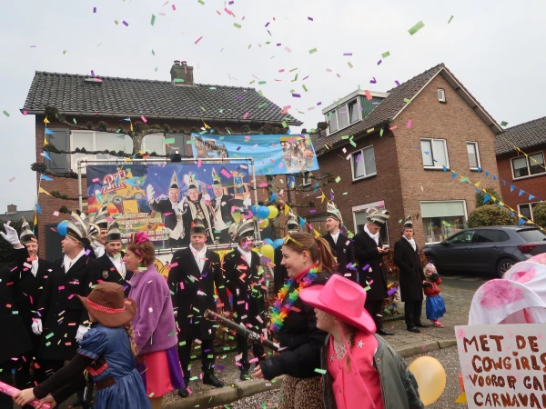Schoolcarnaval en optocht Agelo