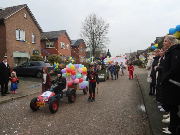 Schoolcarnaval en optocht Agelo