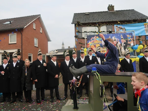 Schoolcarnaval en optocht Agelo