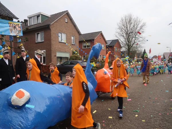 Schoolcarnaval en optocht Agelo
