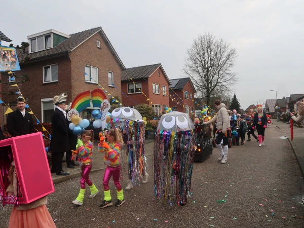 Schoolcarnaval en optocht Agelo
