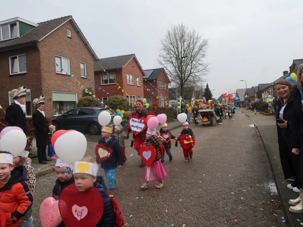 Schoolcarnaval en optocht Agelo