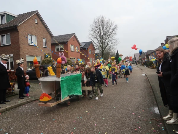 Schoolcarnaval en optocht Agelo