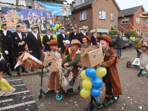 Schoolcarnaval en optocht Agelo