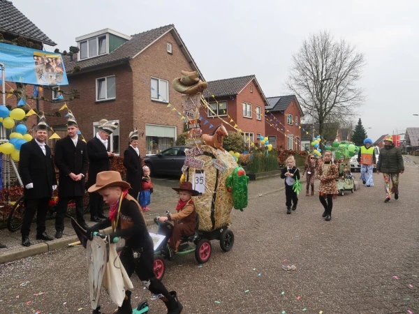 Schoolcarnaval en optocht Agelo