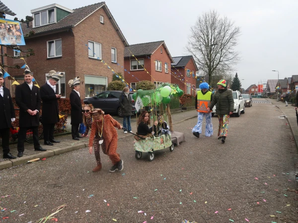 Schoolcarnaval en optocht Agelo
