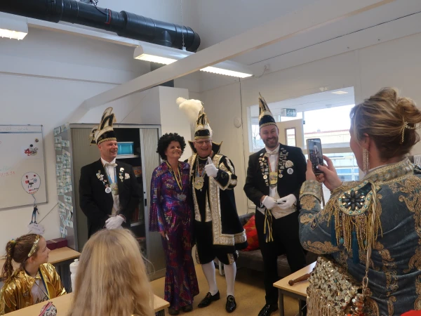 Schoolcarnaval en optocht Agelo