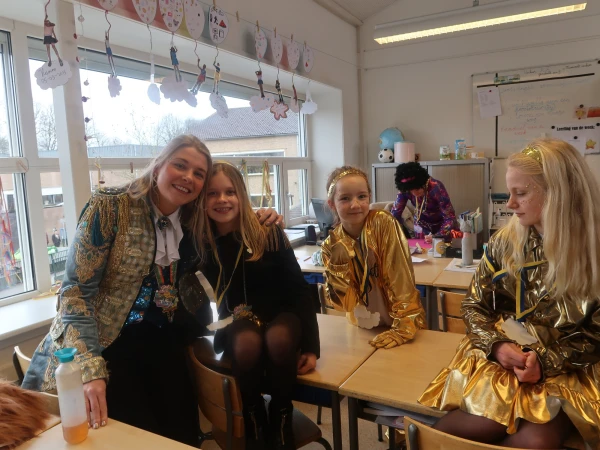 Schoolcarnaval en optocht Agelo
