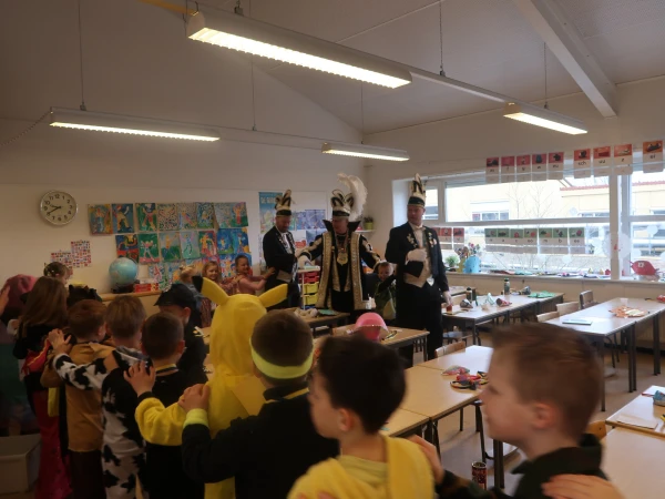 Schoolcarnaval en optocht Agelo