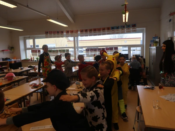 Schoolcarnaval en optocht Agelo