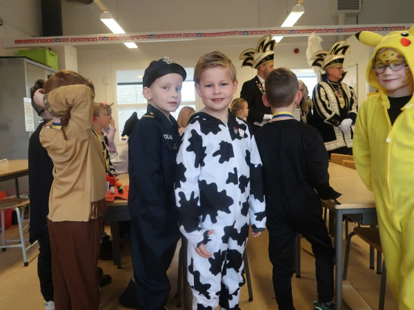 Schoolcarnaval en optocht Agelo