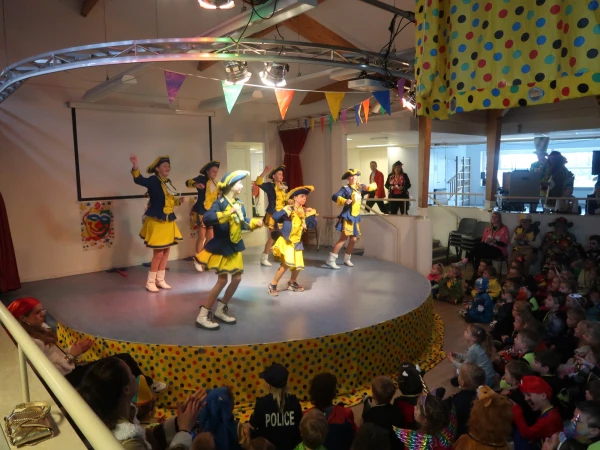 Schoolcarnaval en optocht Agelo