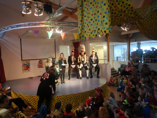 Schoolcarnaval en optocht Agelo