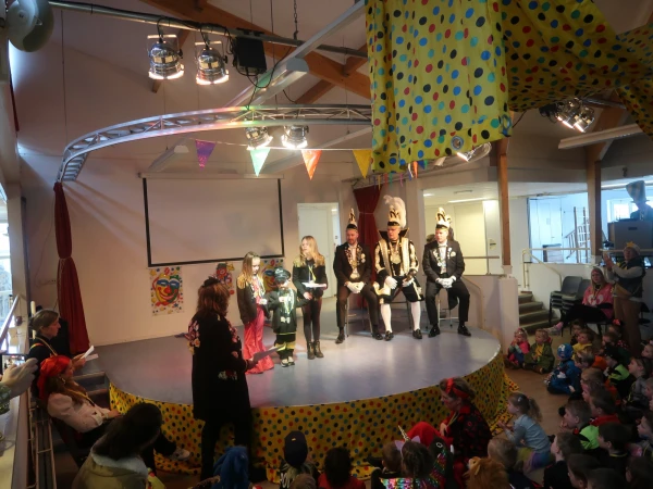 Schoolcarnaval en optocht Agelo
