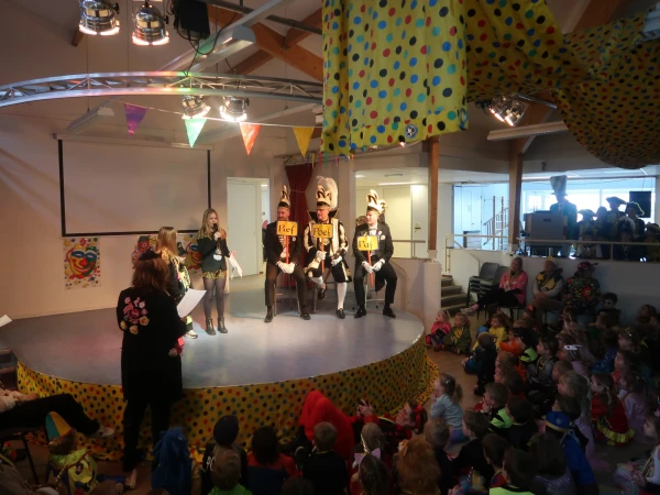 Schoolcarnaval en optocht Agelo
