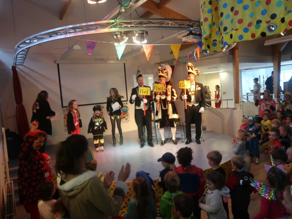 Schoolcarnaval en optocht Agelo
