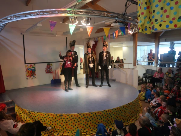 Schoolcarnaval en optocht Agelo