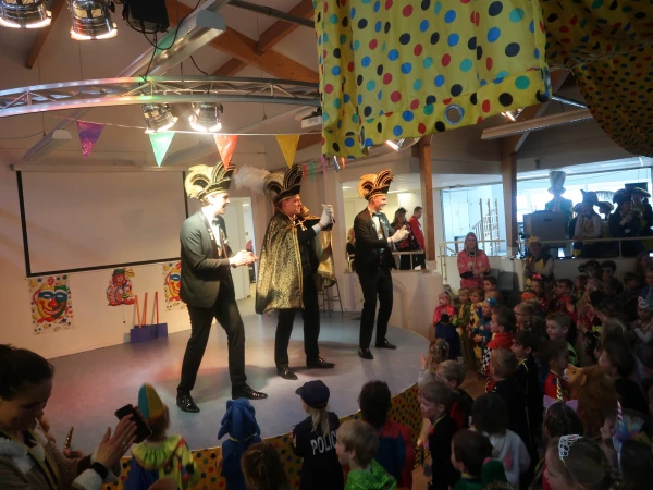 Schoolcarnaval en optocht Agelo