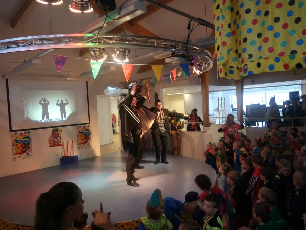 Schoolcarnaval en optocht Agelo