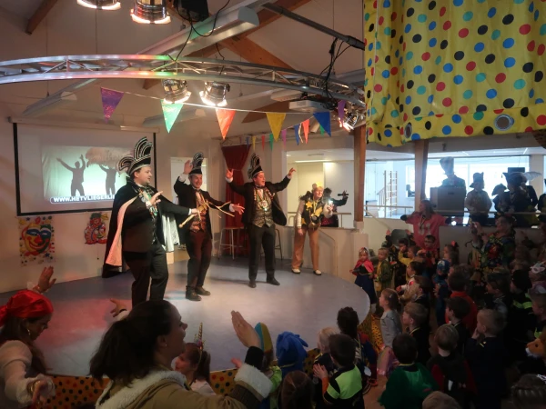 Schoolcarnaval en optocht Agelo