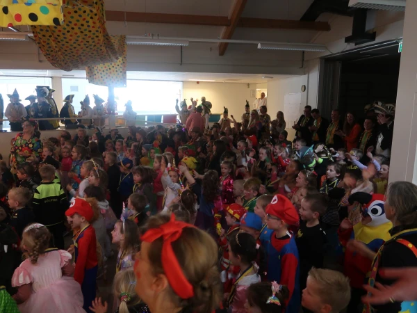 Schoolcarnaval en optocht Agelo