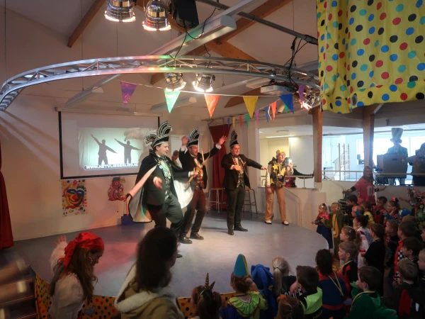 Schoolcarnaval en optocht Agelo
