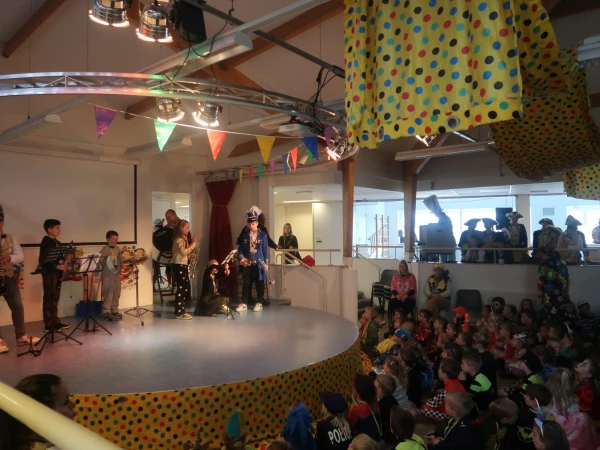 Schoolcarnaval en optocht Agelo
