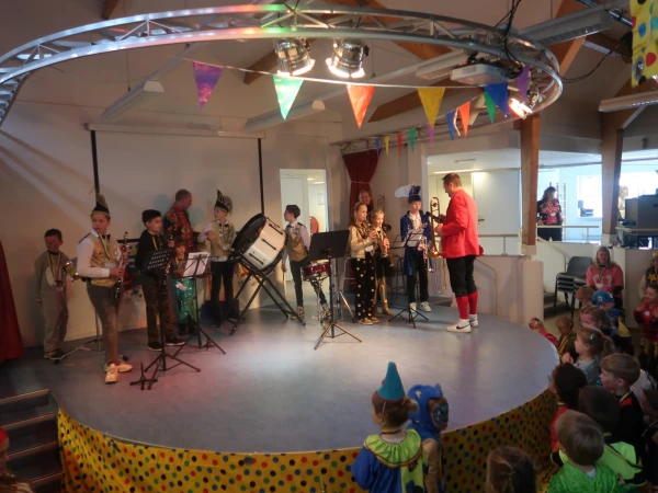 Schoolcarnaval en optocht Agelo