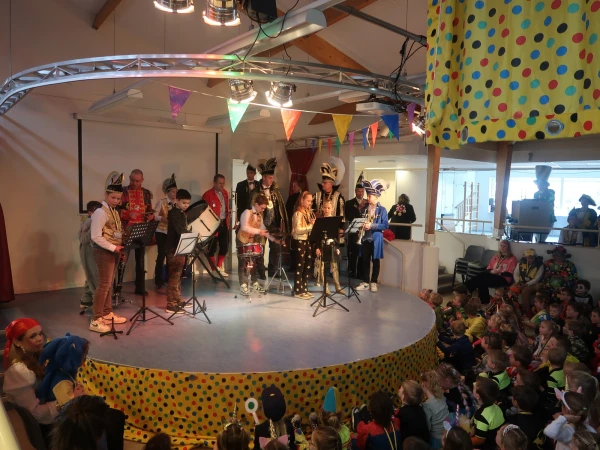 Schoolcarnaval en optocht Agelo