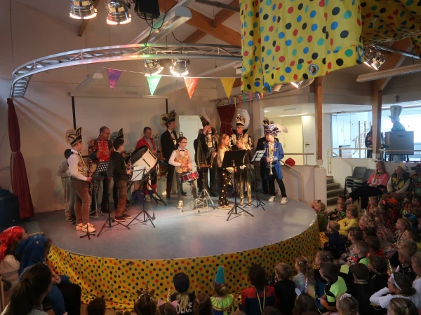 Schoolcarnaval en optocht Agelo