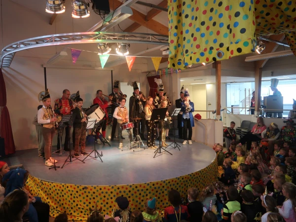 Schoolcarnaval en optocht Agelo