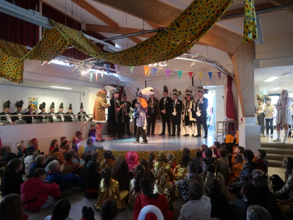 Schoolcarnaval en optocht Agelo