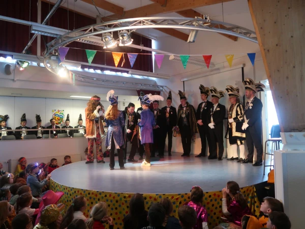 Schoolcarnaval en optocht Agelo