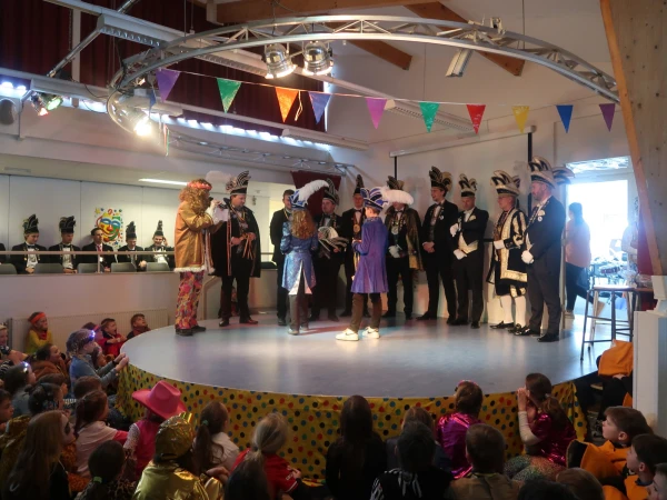 Schoolcarnaval en optocht Agelo