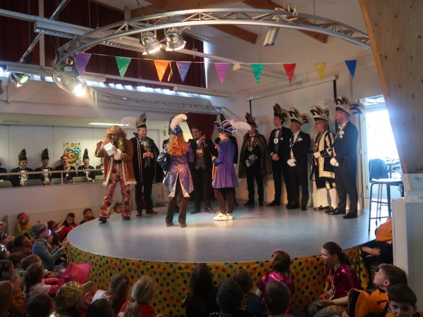 Schoolcarnaval en optocht Agelo
