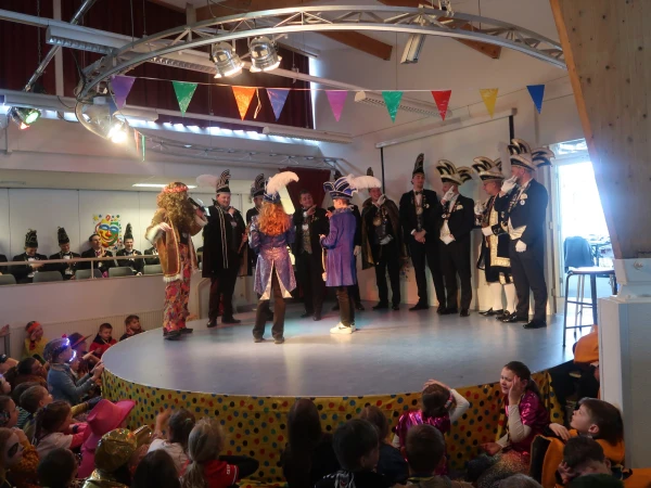 Schoolcarnaval en optocht Agelo