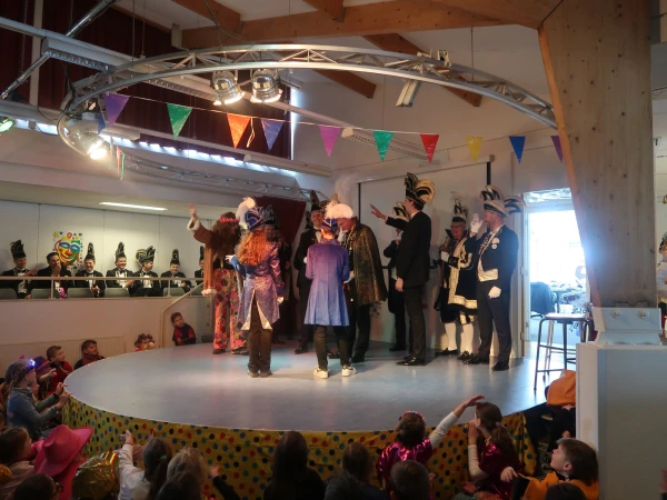 Schoolcarnaval en optocht Agelo