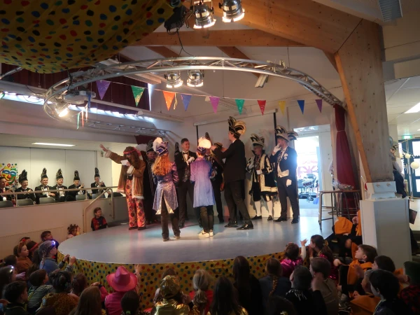 Schoolcarnaval en optocht Agelo