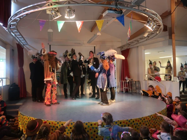 Schoolcarnaval en optocht Agelo