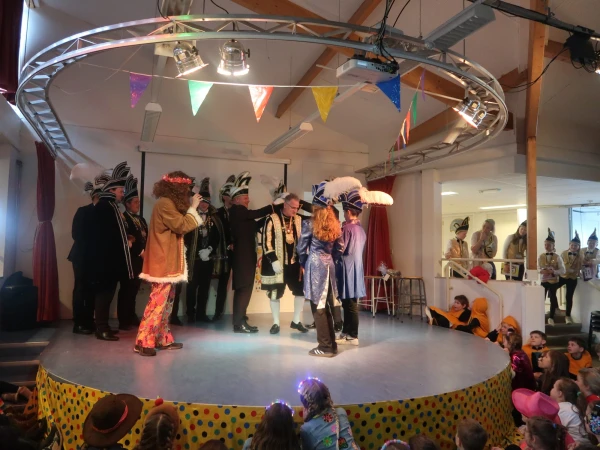 Schoolcarnaval en optocht Agelo